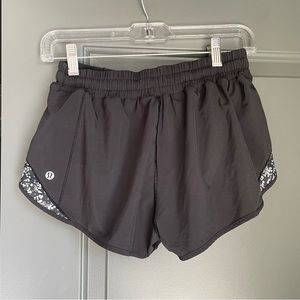 Lululemon hotty hot 2.5" Shorts Black with chirasu black mesh size 8